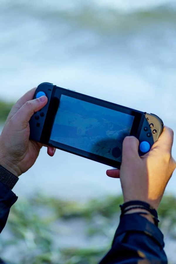 How can procedural generation be used to create endless replayability in platformer games?